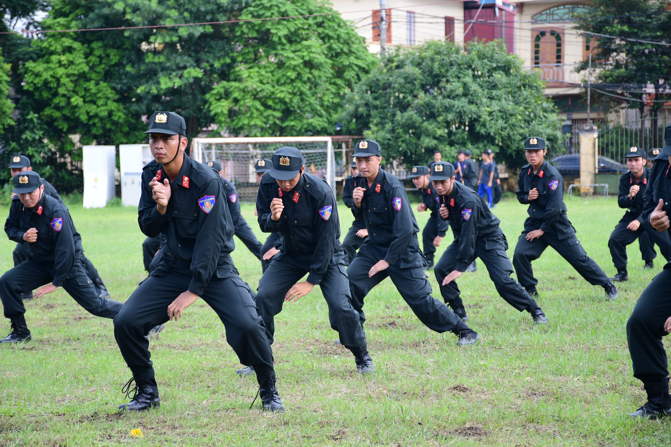 Chị Nguyễn Thị Luyến cảm ơn Giám đốc CATP, Phòng Cảnh sát cơ động 